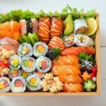 Un bento rempli de sushi à emporter