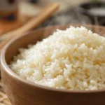 Un bol de riz blanc japonais tout chaud