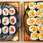 Deux assiettes, une avec des Makis et une avec des California Rolls