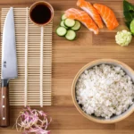 Un plan de travail avec les ustensiles pour faire des sushis maison