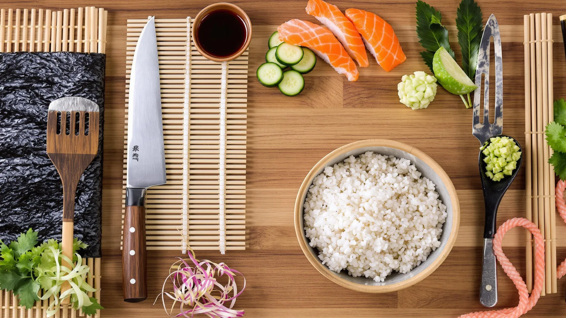 Un plan de travail avec les ustensiles pour faire des sushis maison